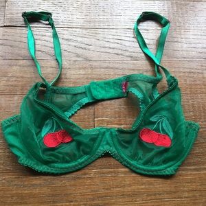 Victoria’s Secret bra. 36B.